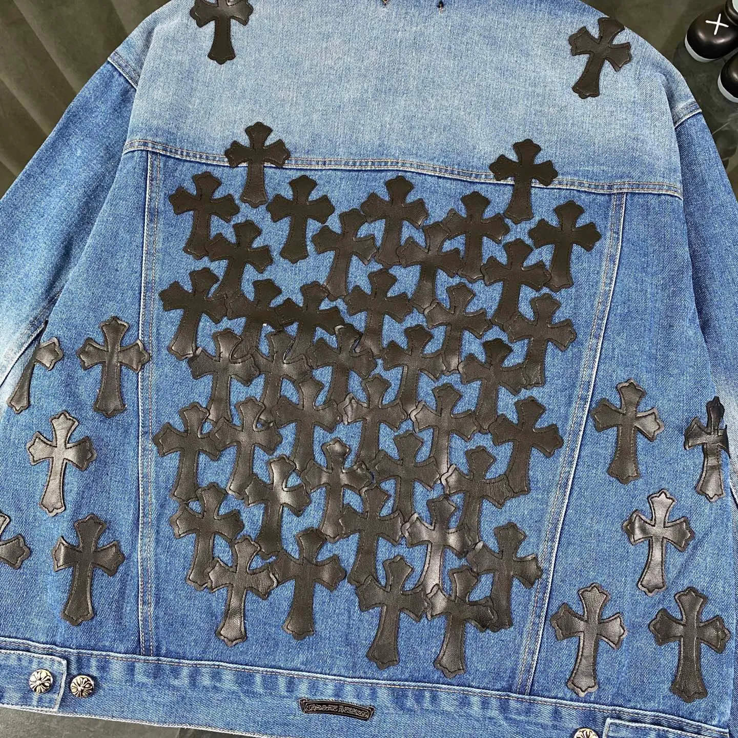 🅿️360 Chrome Hearts Chrome Hearts logo heavily embroidered leather classic couple style washed denim jacket. Super popular style is here. The best item for this weather is cool oversize style. The classic cross white logo is all over the whole dress, and the cross leather label on the back is the finishing touch. It is full of personality without being exaggerated. It is a perfect versatile style for spring and summer! It is made of 100% denim cotton fabric with heavy thread count and washed with water to ensure a stiff and tough shape while being comfortable and breathable against the skin. The high-density embroidery of Sanskrit letters is ultra-exquisite. The original molded custom buttons, large cross leather label, and Krossin silver details are all luxurious! Casual and loose fit, lazy and casual, the same style for men and women. It is very trendy to match it with sweatpants and wide-leg pants casually. The focus is on versatility. It can be used as a jacket in spring and autumn. It is amazing. Size: M–XL Color: Blue